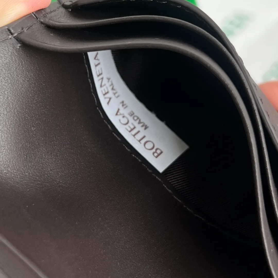 BV's new 796964 woven Piccolo Elap flap calf pickup bag. The classic small woven returns. Compared with the previous style, the woven leather strip is more delicate and has a stronger weaving feel. It inherits the sturdiness and durability of BV. The flip closure has a plug-in structural design. Daily change and cards can be put in. The appearance is durable and can be packed. It is recommended to buy exquisite goods P480 size: 10.2*8.2*0.5cm
